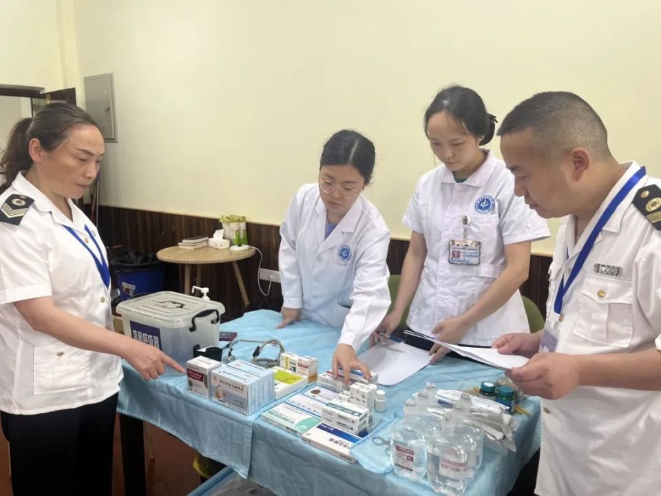 平昌县学生家长手持鲜花在考点外为孩子加油鼓劲儿.