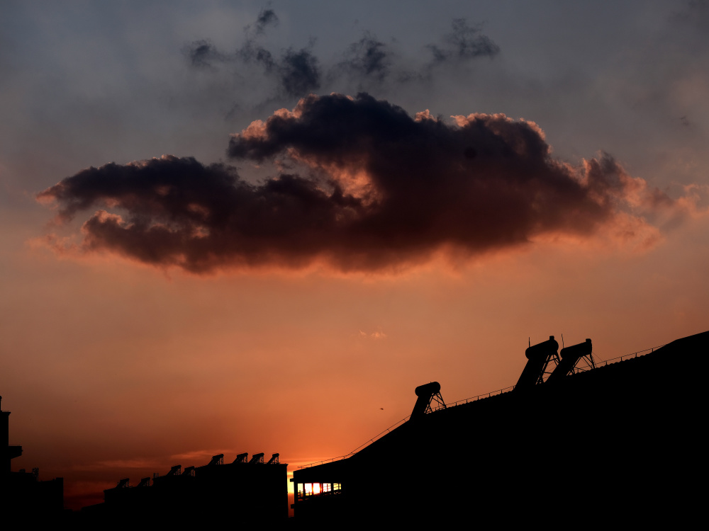骄阳当空 霞光似火