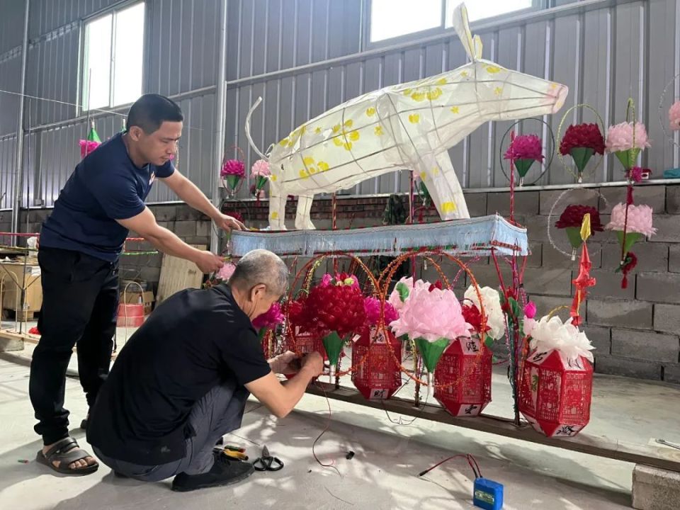 璧洲灯笼组装后将在五一期间完美呈现.