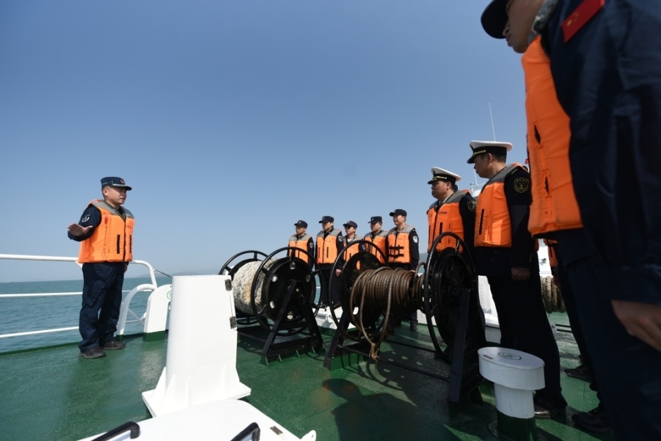 广东海警海上缅怀祭英烈传承英雄精神