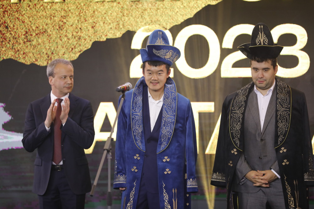 （体育）国际象棋——丁立人加冕“世界棋王”后出席颁奖仪式_腾讯新闻