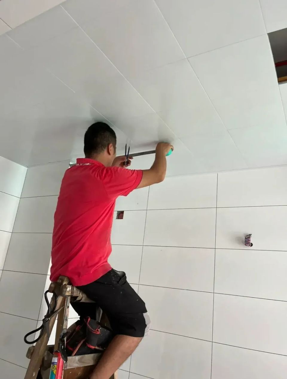 厨房吊顶施工,要了解石膏板吊顶和硅酸钙板的区别