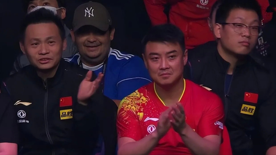 都是国乒内战,王皓一张笑脸,马琳却提前离场,指导陈梦情绪多变_腾讯