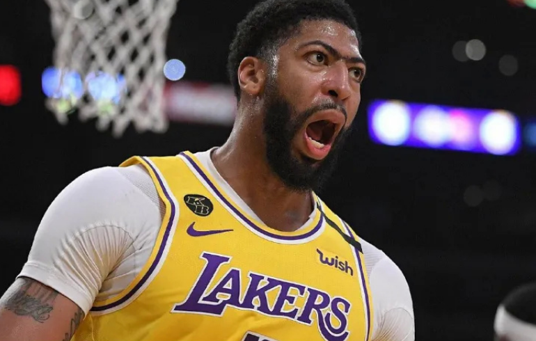 年薪排行榜_世界足坛球员年薪榜前十:C罗、本泽马2亿欧居首梅西位居第六(2)