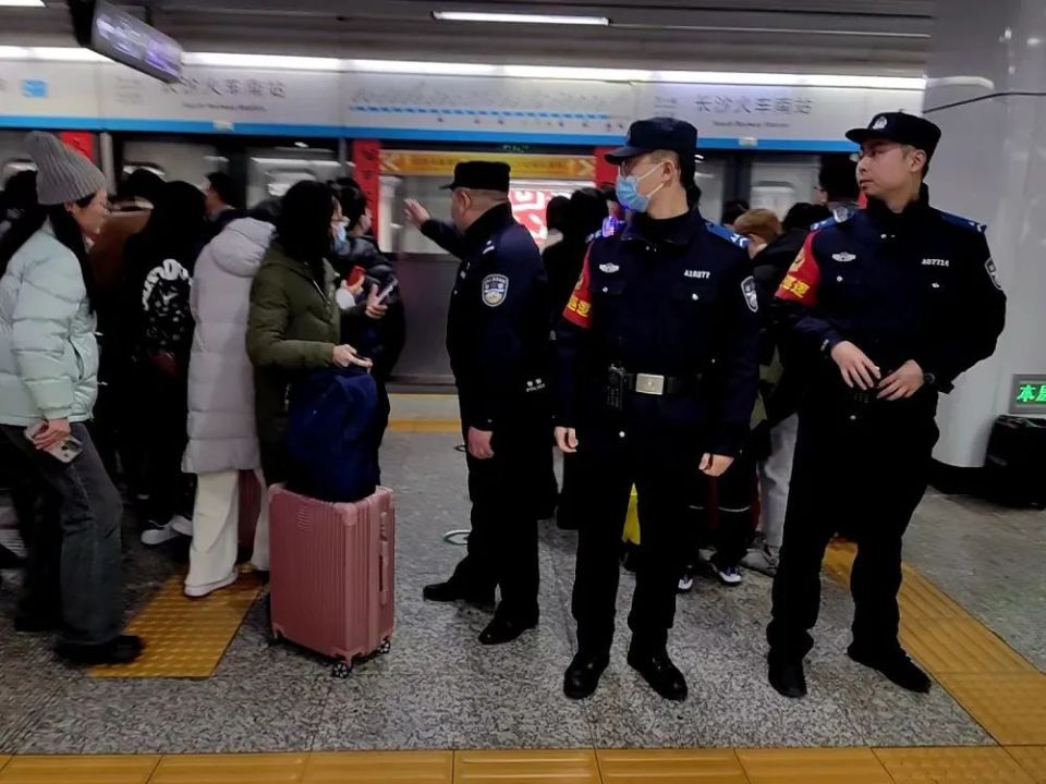 新婚辅警夫妇春节期间橘子洲站执勤,相视一笑:就当是来度蜜月了_腾讯
