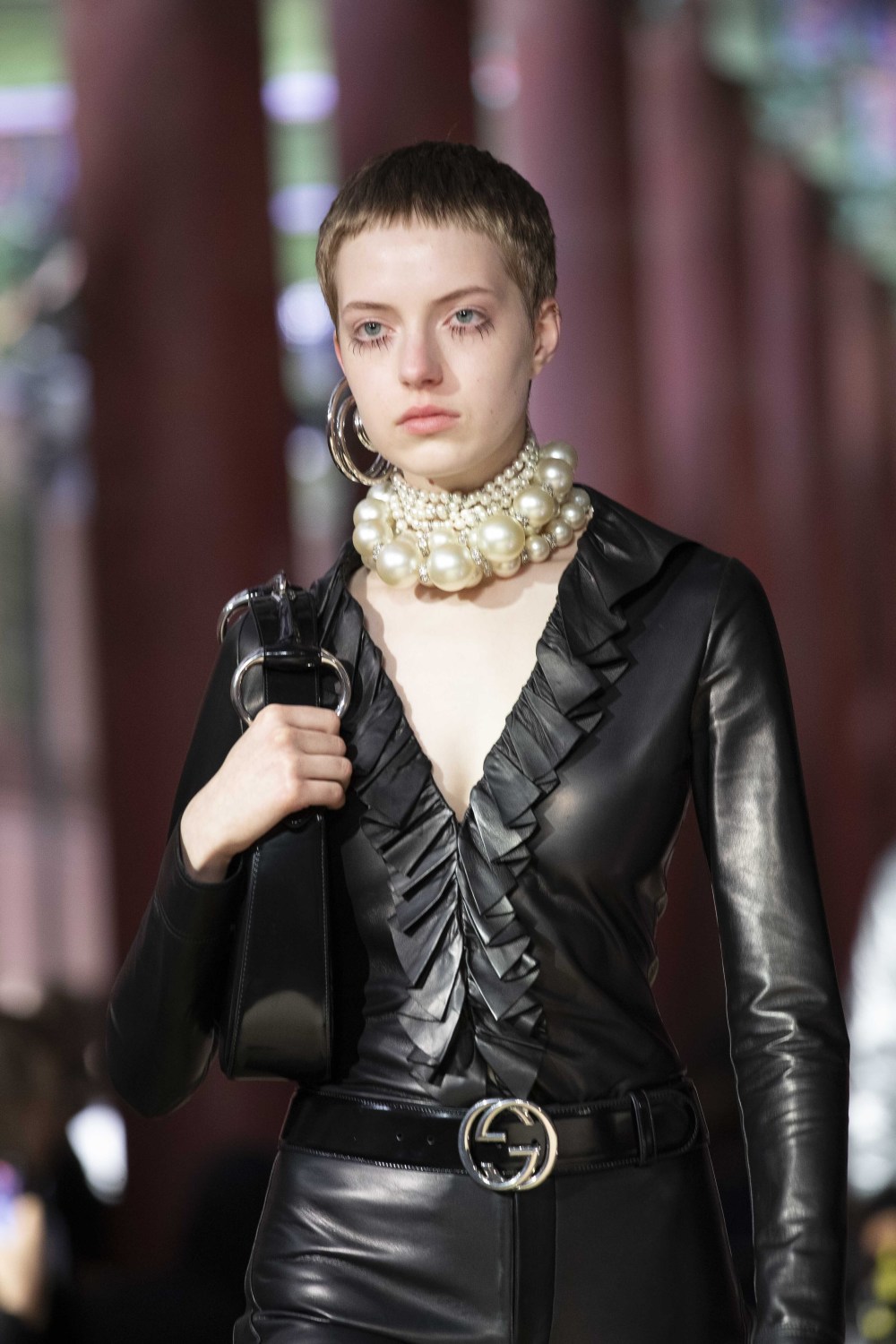 新华社/美联5月16日,模特在韩国首尔景福宫展示古驰2024早春度假系列