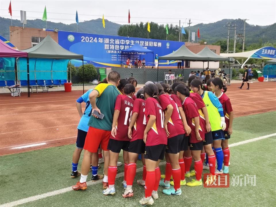 校长平先柏告诉记者:"武汉市吴家山中学被