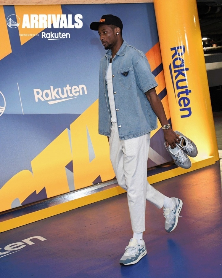 跟勇士众将学穿搭库里白外套搭军绿色工装裤帅气十足