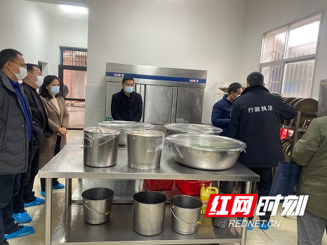 检查组在天门中学,天门小学检查食堂食品安全.