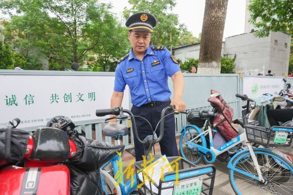 护考22年的城管爸爸在另一考点执勤"陪伴""孩子正在历城二中奋力一搏