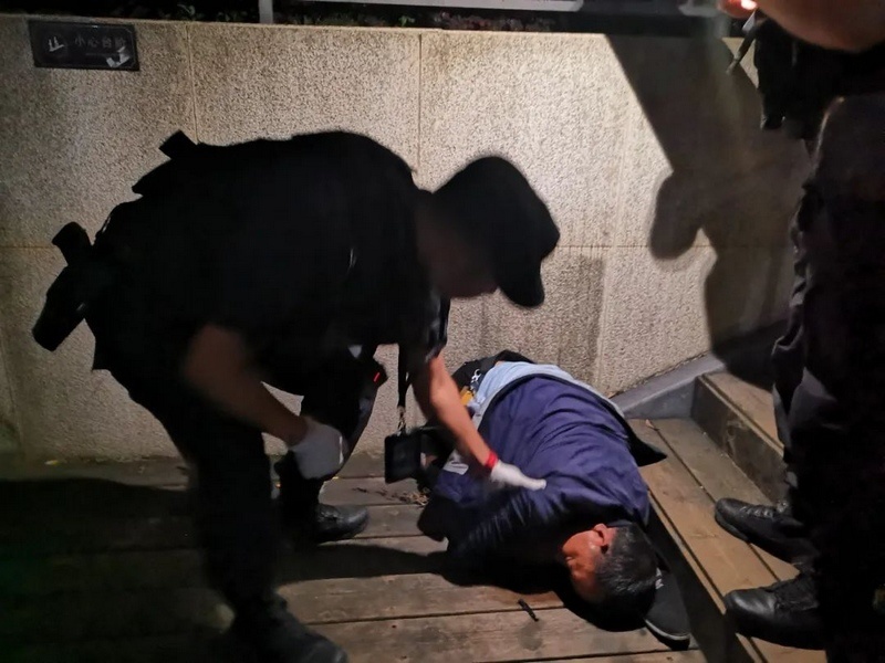 呼喊,砸门……余进"火"啦!