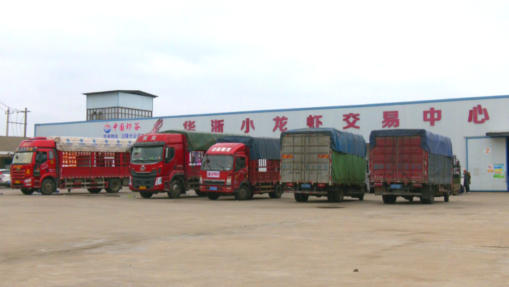 随着小龙虾的大量上市,各地小龙虾交易市场也逐渐火爆起来.