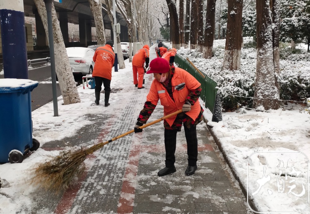 环卫工人除雪美篇图片