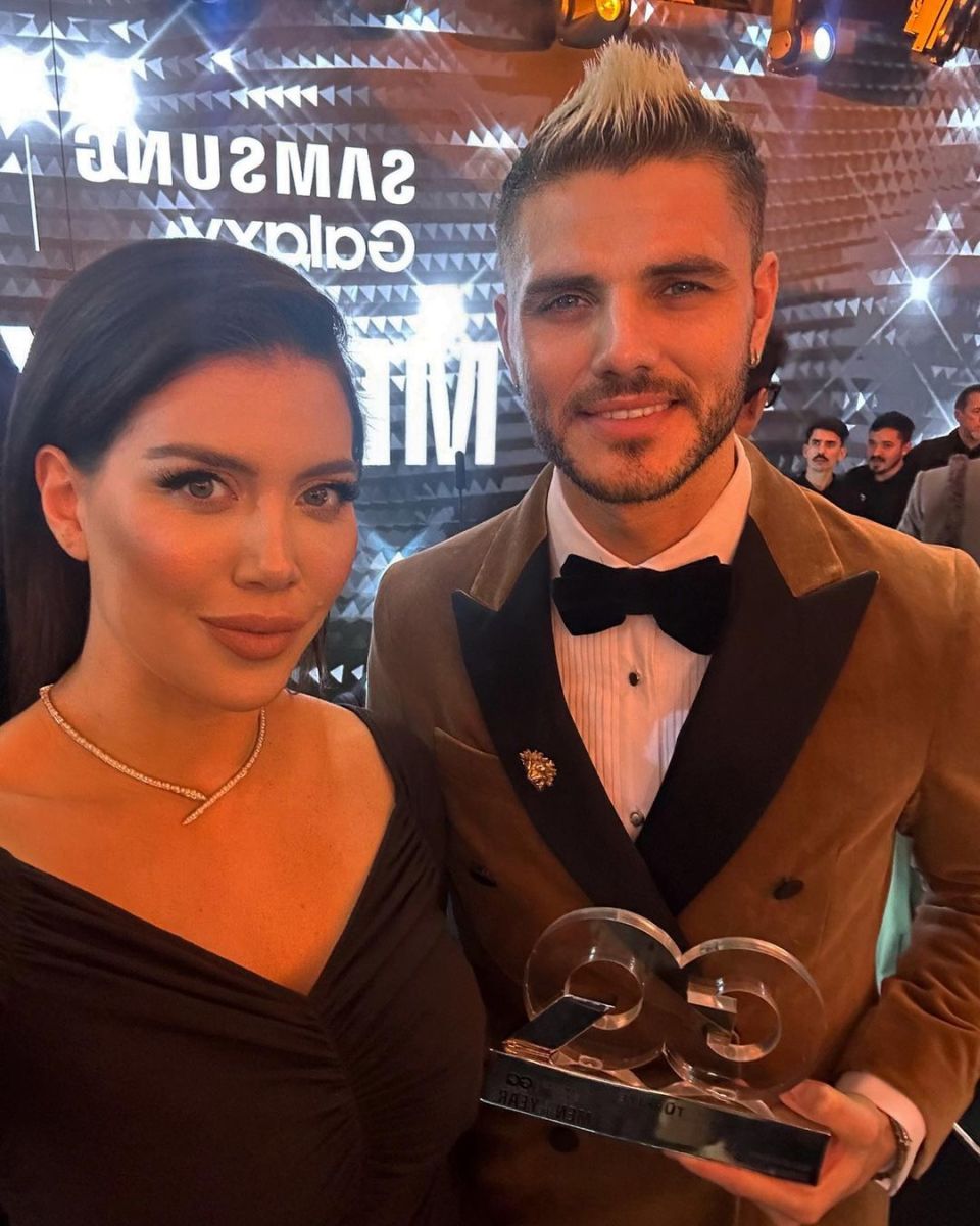 伊卡尔迪获gq土耳其年度最佳,旺达颁奖两人台上热吻