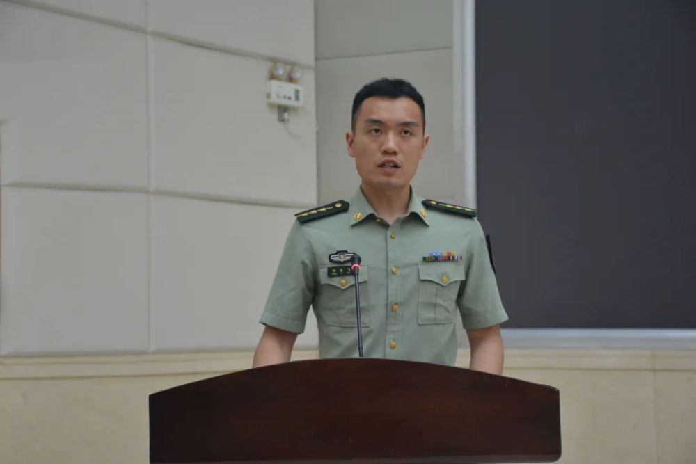 战友们戴上胸前的"荣誉墙"_腾讯新闻