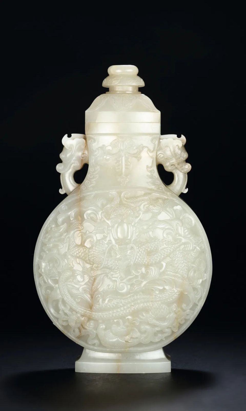 此玉杯及盏托取和田白玉为材,温润细腻.