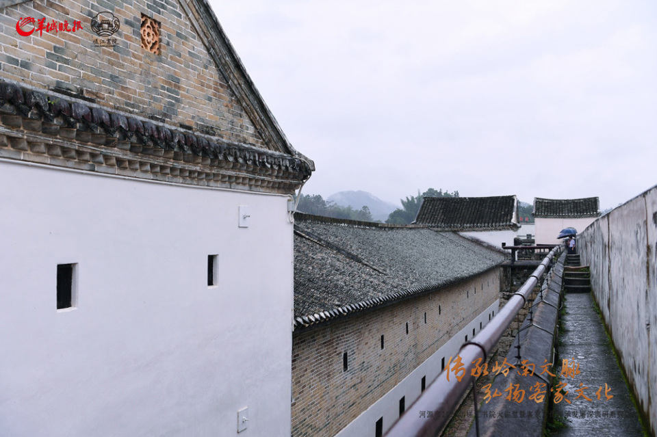 走进八角楼的展厅,放置在玻璃柜内的八角楼模型完整呈现了这座客家