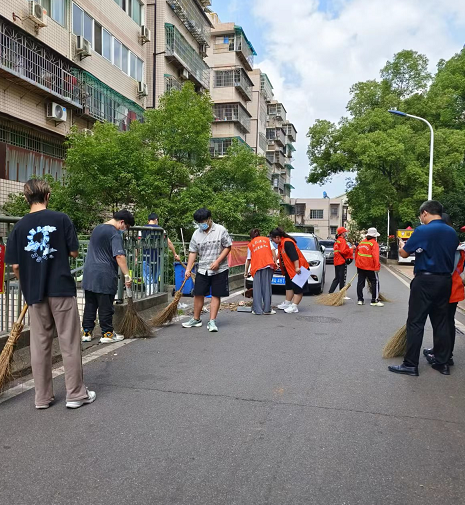 香樟路社区开展清理小区环境卫生志愿服务活动