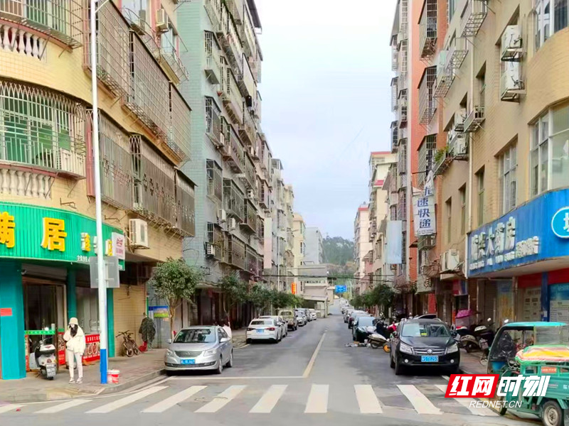 他沿着柏油铺陈的吉昌路直行,不到三分钟就汇入更为宽敞平直的主干道