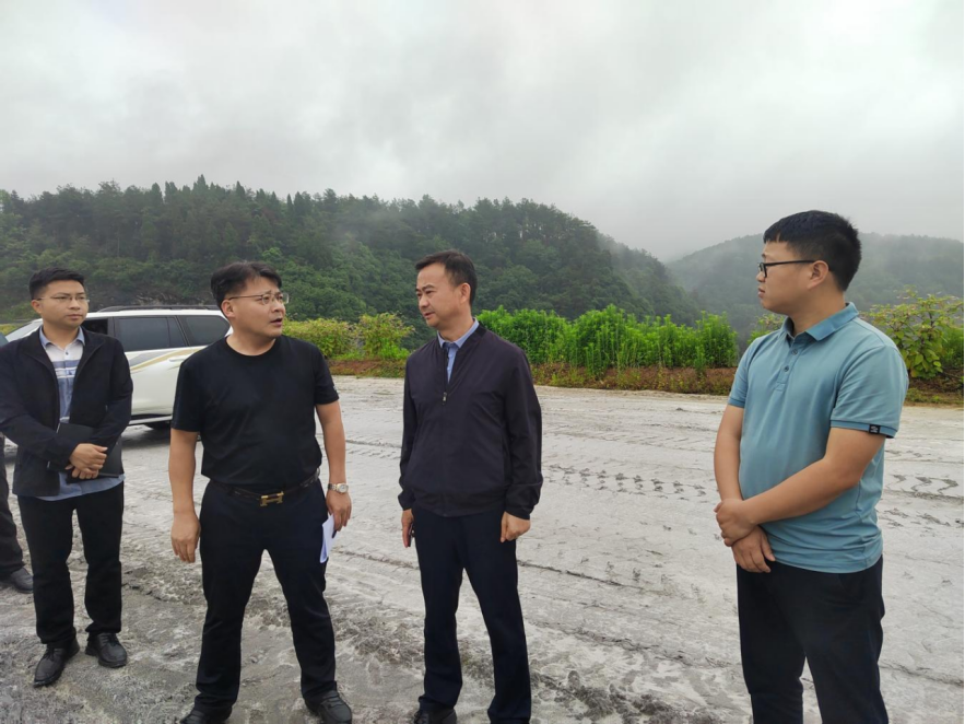 何明在温泉镇调研走访工业企业并检查安全生产工作