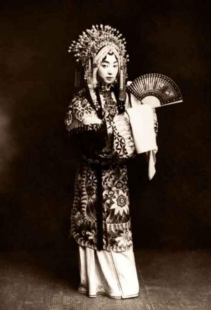 《贵妃醉酒》,梅兰芳饰杨贵妃《梅兰芳访美京剧图谱》中的扮相,弦衣