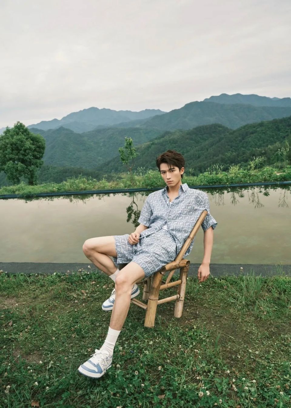 他还是个穿衣显瘦,脱衣有肉的人形立牌.