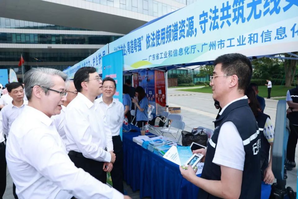 各个专区,并与来自省市普法责任单位的各展台国家工作人员,公职律师