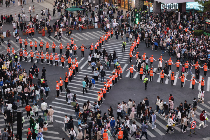 杭州五一假期西湖边最美人墙温暖上新