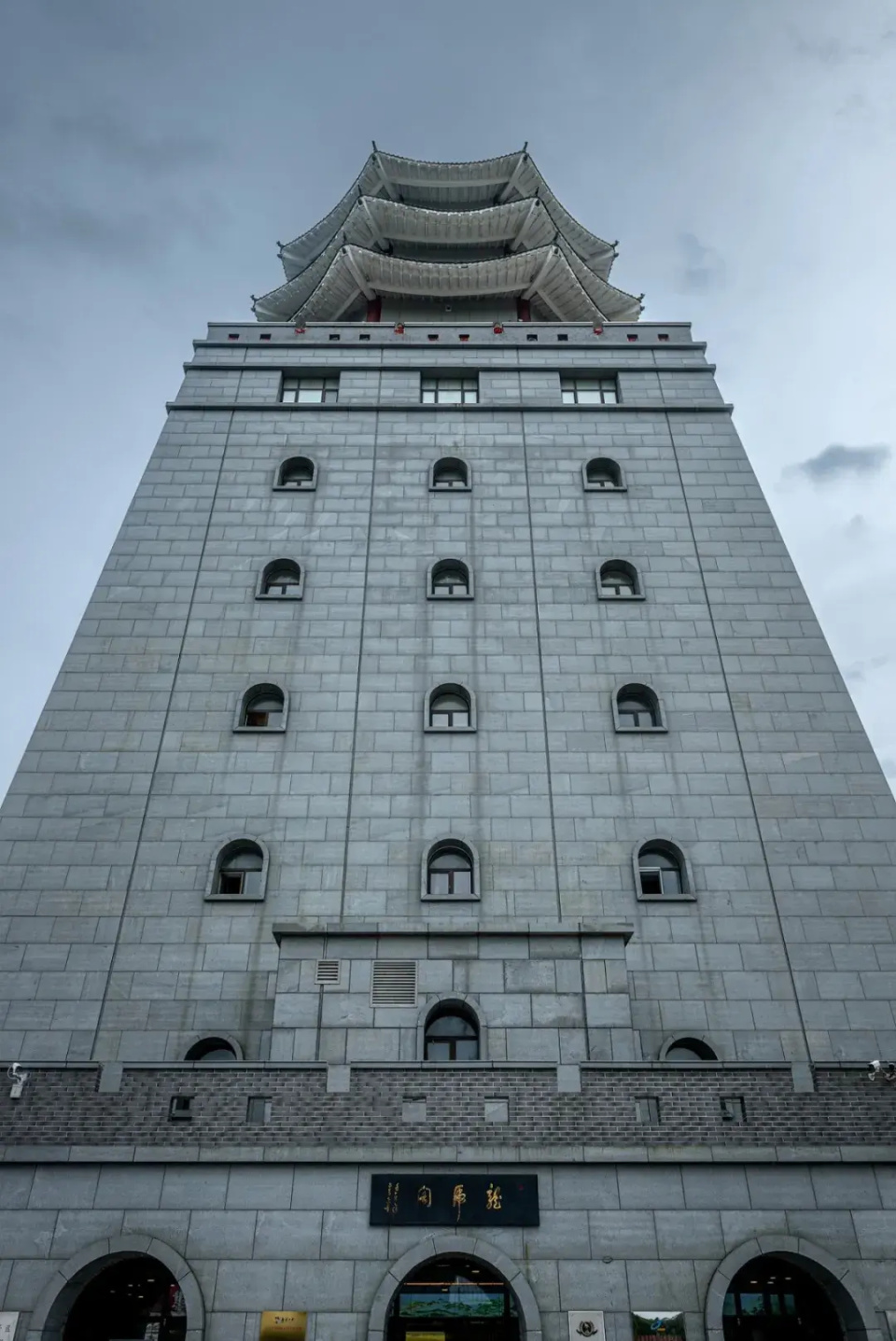 上车没到3分钟,就到了龙虎阁.