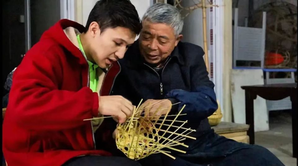 哈萨克斯坦留学生叶力克体验竹编文化感受纵横交错的自然之美