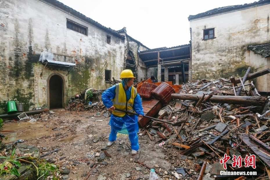 安徽歙县：灾后清理重建保民生_腾讯新闻