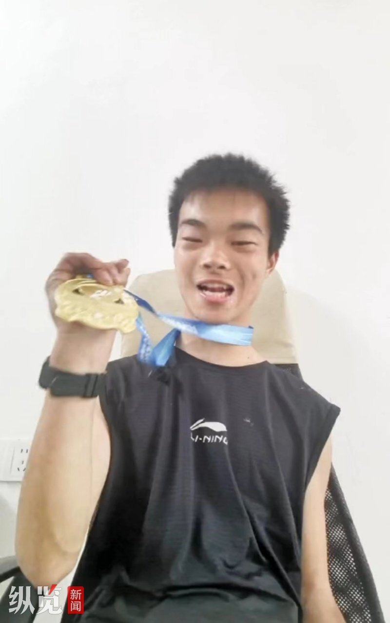 视频中的主角是18岁的栗程浩,从小罹患脑瘫的他刚刚在这场半程马拉松