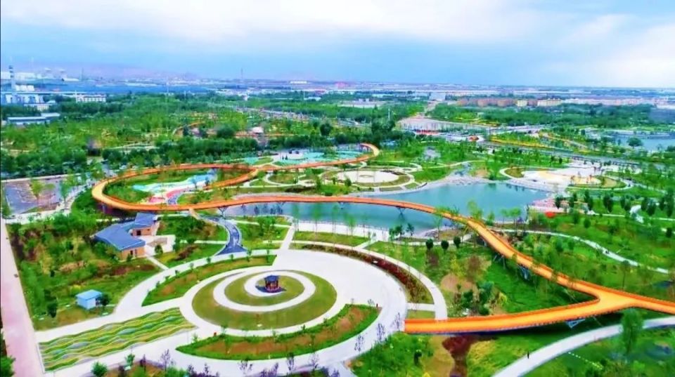 总是带着些许惬意和慵懒夏日的奎屯公园走进夏天------/02第二站:绿意