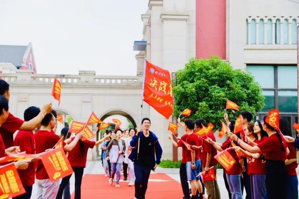 平昌县学生家长手持鲜花在考点外为孩子加油鼓劲儿.