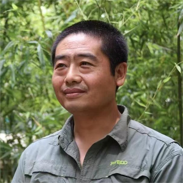 书画家简介吴金龙,号道三,斋号壶庐,道三草堂,1976年生,美术专业硕士