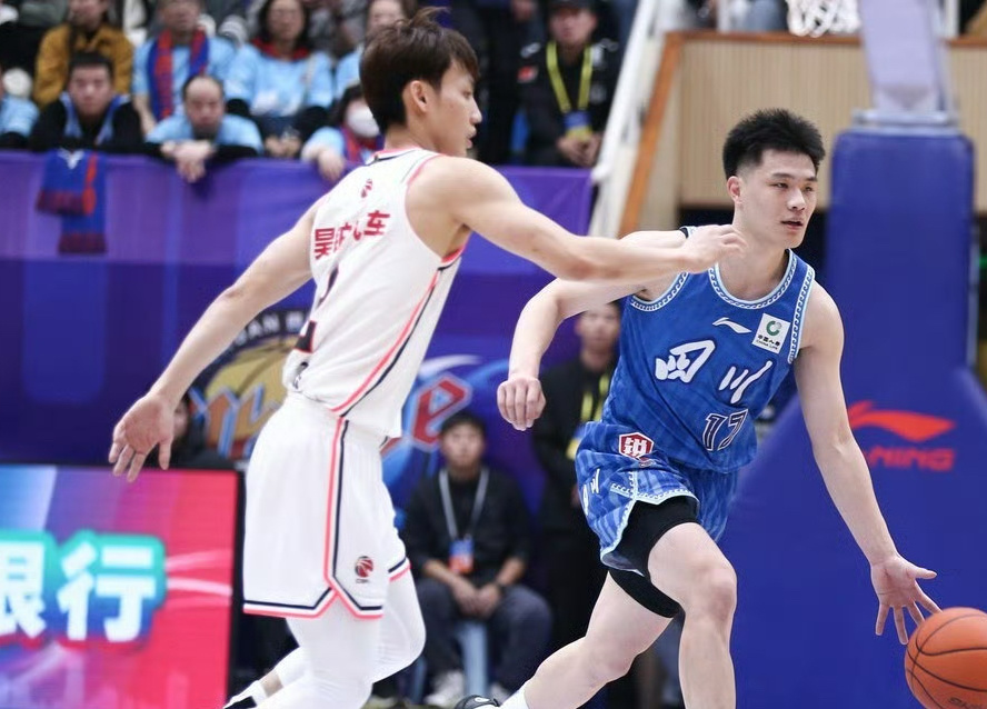 太绝了张皓嘉打控卫广东队死亡五大打爆四川男篮