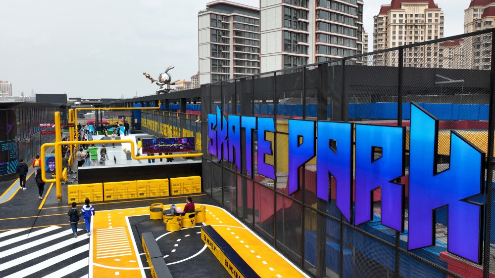 4月28日,在天津中海环宇城购物中心楼顶滑板公园,小朋友在体验陆地