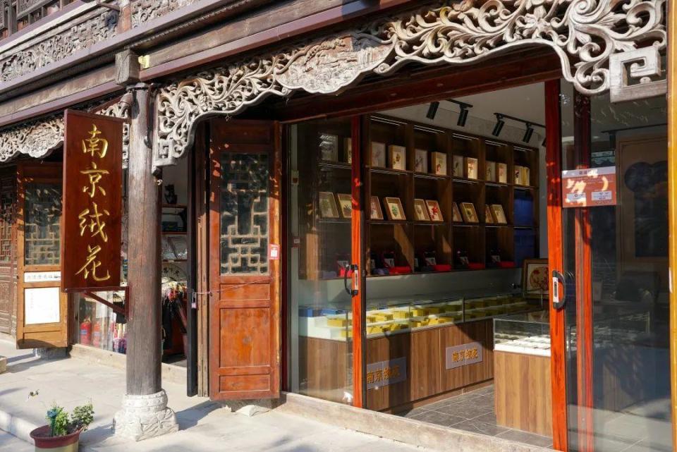 台儿庄古城榴裙翩跹国风拂,最美水乡展新姿