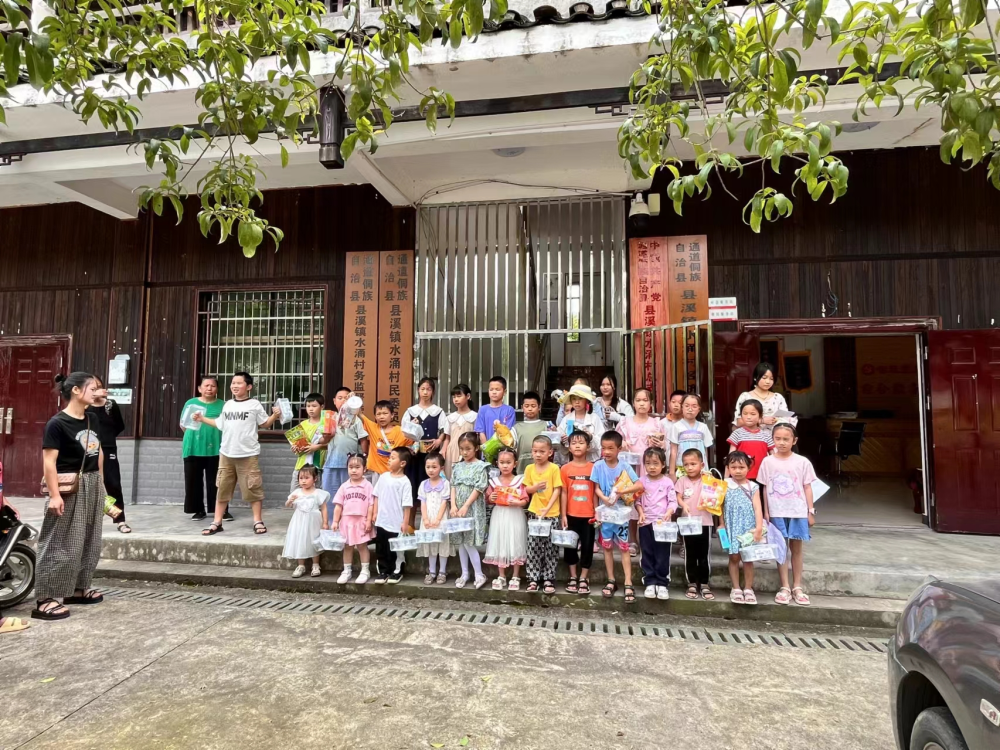 通道县溪镇:驻村工作队开展关爱留守儿童系列活动