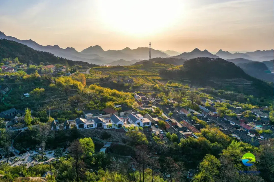 一条曲折蜿蜒的小溪贯穿六度寺村南北,流水在乱石之间激荡,堤坝处有