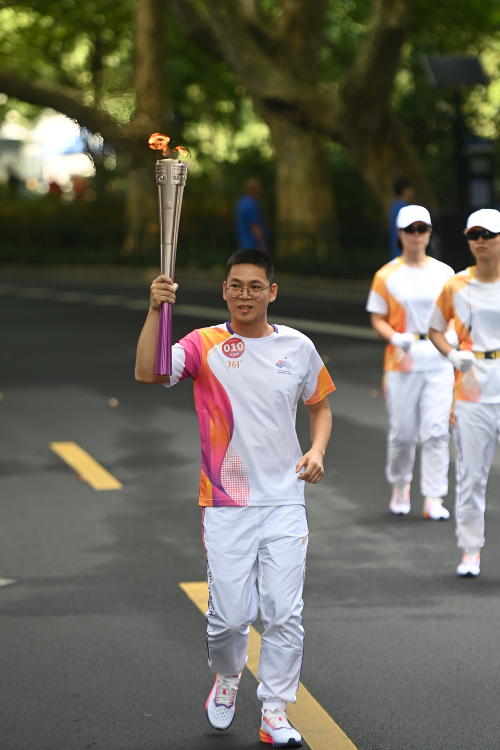 新华社记者 黄宗治 摄9月8日,火炬手林国荣在火炬传递中.