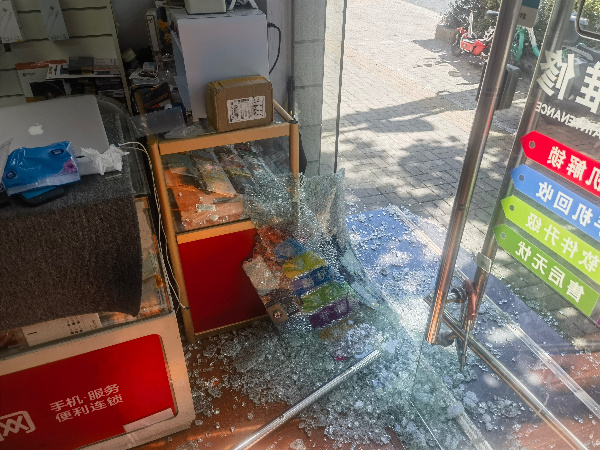 只因贪念,男子踢碎手机店玻璃门盗走40余部手机