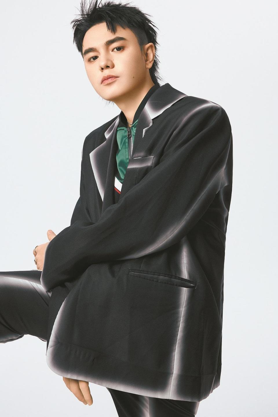 李巍(v仔)唱作歌手 李巍(v仔):文兴二十载,博创新未来.