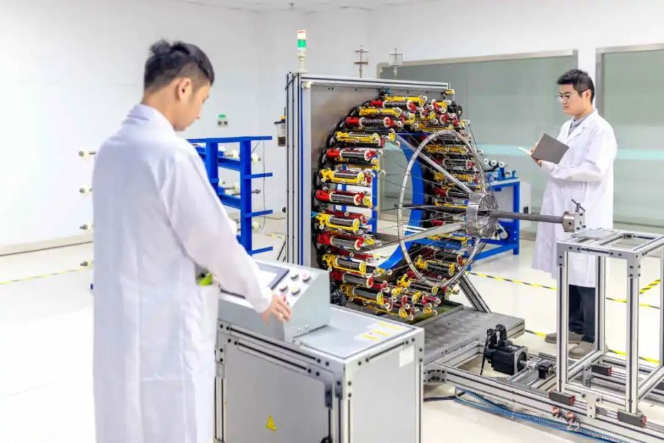 上大绍兴研究院研发碳纤维编织机.