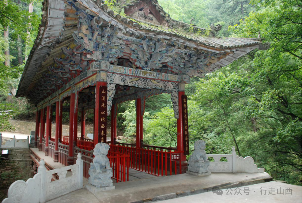 峦桥峦桥架设在灵空山圣寿寺西50余米的峡谷悬崖之上,横跨南北天堑,是