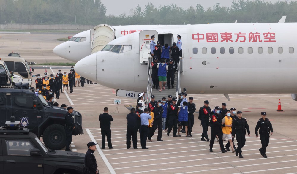 首批130名中国籍涉赌诈违法犯罪嫌疑人从柬埔寨被押解回国