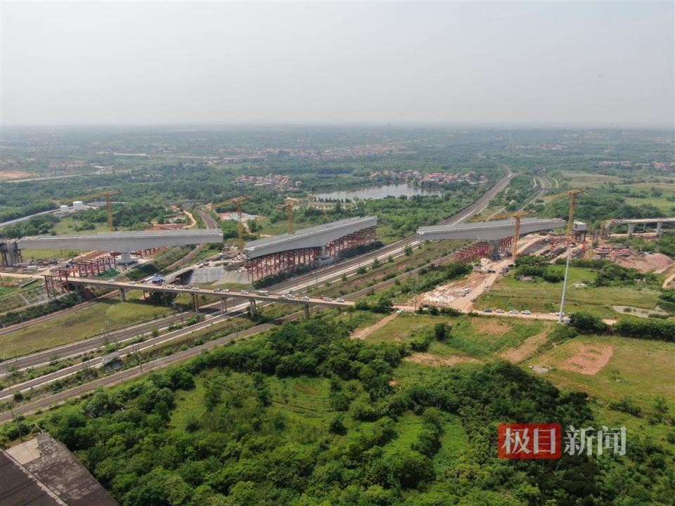 武汉地铁7号线前川线梁体成功跨越铁路线,3个万吨连续梁成功空中转体