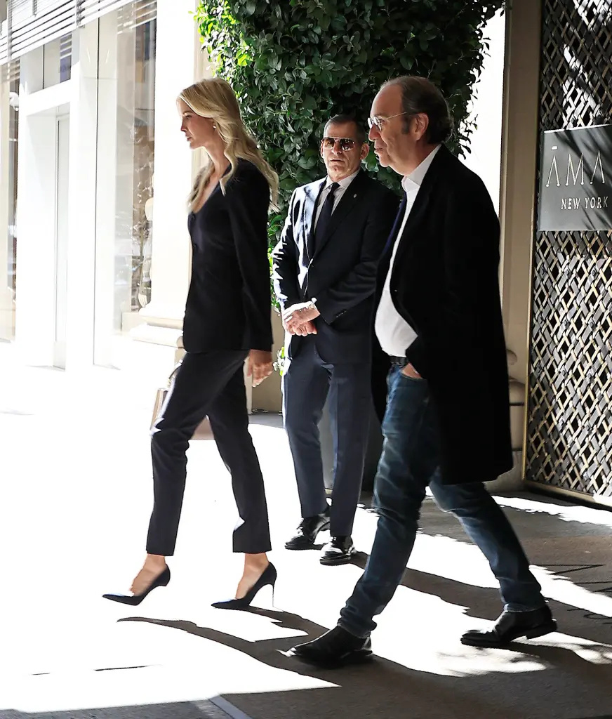 伊万卡意外现身纽约，住在2.6万一晚的酒店，父亲身旁有了金发美女助手-腾讯新闻