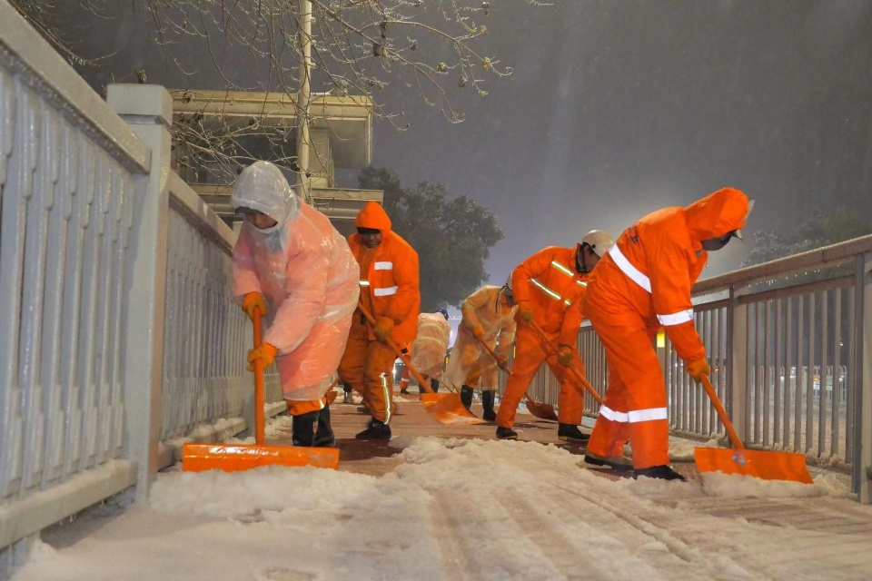 环卫工人扫雪图片高清图片