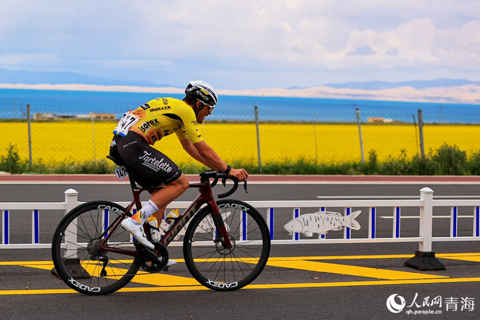 骑行青海湖畔 邂逅"最美赛段"